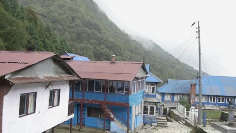 Niebla-Sobre-Un-Pueblo-De-Montaña-Nepalés,-Ghorepani,-Annapurna