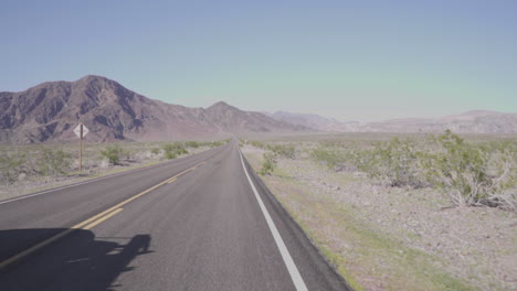 Conduciendo-A-Lo-Largo-De-Un-Camión-De-Carretera-Del-Desierto-Pasando-A-Cámara-Lenta