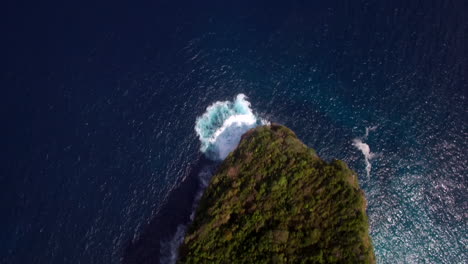 Drohne-Fliegt-Dicht-Nach-Vorne-Dicht-über-Dem-Kelingking-strand-Auf-Der-Insel-Nusa-Penida-über-Dem-Klippenkamm-Der-Grünen-Halbinsel-Der-Meeresküste