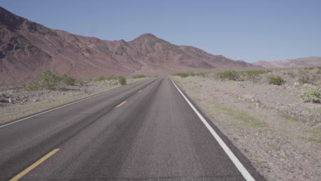 Conduciendo-Por-Una-Carretera-Del-Desierto-A-Cámara-Lenta