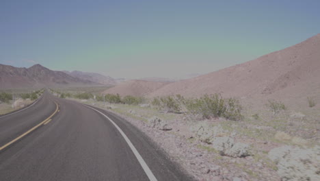 Conduciendo-A-Lo-Largo-De-Un-Camino-Del-Desierto-Doblar-La-Esquina-A-Cámara-Lenta