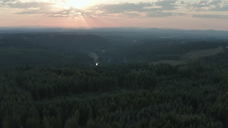 Clackamas-fluss-Mit-Grünem-Wald-Während-Eines-Sonnenuntergangs