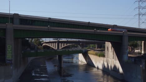 Drohnenaufnahme-Des-Verkehrs-In-Los-Angeles-Auf-Einer-Brücke-über-Den-Fluss-La
