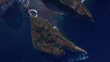 Drone-Volando-Hacia-Adelante-Por-Encima-De-La-Playa-De-Atuh-En-La-Isla-De-Nusa-Penida