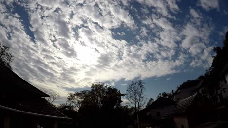 Día-Soleado-Timelapse-De-Nubes-Sol