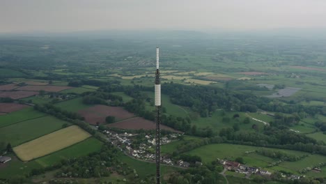 Umlaufende-Luftaufnahme,-Die-Die-Spitze-Eines-Antennenmastes-Einer-Fernsehstation-Umkreist-Und-Das-Vale-Of-Glamorgan-In-Cardiff,-Südwales,-überblickt