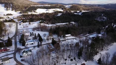 Drone-clip-travelling-over-a-wintery-small-town-Lyndonville-in-the-North-East-Kingdom,-Vermont