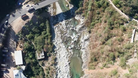 Drohnenaufnahme-Einer-Brücke-Und-Eines-Flusses-Im-Himalaya