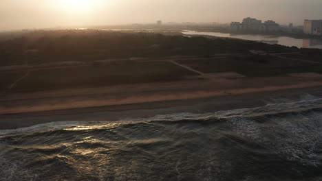 Schöne-Drohnenluftaufnahmen-Eines-Strandes-Während-Des-Sonnenuntergangs
