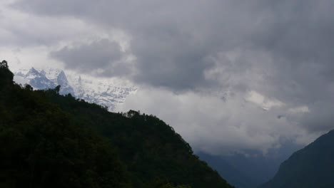 Zeitraffer-Dicker-Wolken,-Die-Die-Schneebedeckten-Annapurna-Himalaya-Bergketten-Bedecken