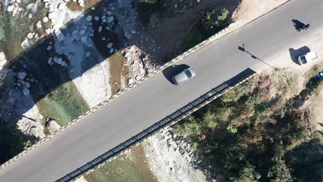 Drohnen-Luftaufnahme-Einer-Brücke-Und-Eines-Flusses-Im-Himalaya
