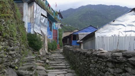 Aldea-Nepalesa-En-La-Región-De-Annapurna-A-Pie,-Tiro-De-Seguimiento