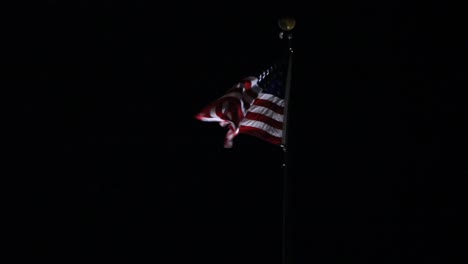 Bandera-Americana-Ondeando-En-El-Viento-Tiro-Nocturno-Estrellas-Y-Rayas-Ee.uu.
