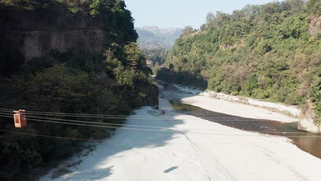 Drohnenaufnahmen-Eines-Wunderschönen-Flusses,-Der-Im-Himalaya-In-Hügeln-Schwimmt
