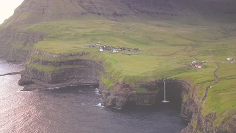 Färöer-Inseln-Mit-Wunderschönen-Wasserfällen-Und-Zerklüfteter-Küste-Mitten-Im-Atlantik