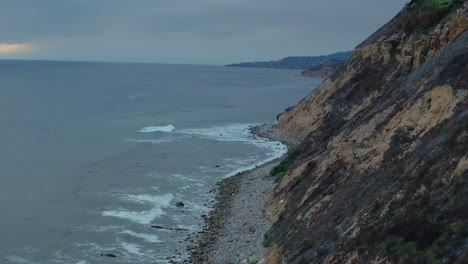 Vogelperspektive-Von-Oben-Nach-Unten-Auf-Die-Wellen,-Die-An-Einem-Felsigen-Strand-In-Südkalifornien-Zusammenbrechen
