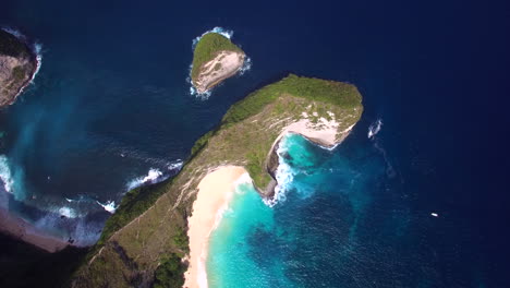 Drone-Volando-Sobre-La-Playa-De-Kelingking-En-La-Isla-De-Nusa-Penida-Sobre-La-Costa-Del-Mar-Península-Verde-Arena-Amarilla