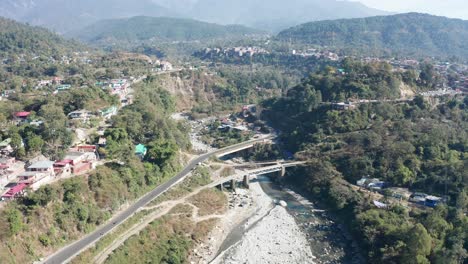 Vista-Aérea-De-Drones-De-Un-Puente-Y-Un-Río-En-El-Himalaya