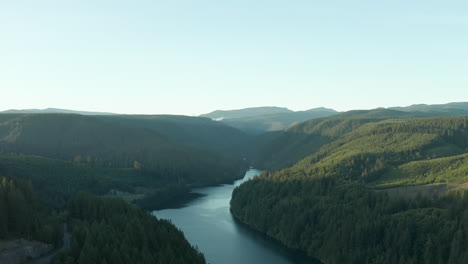 Drohnenaufnahme-Des-Flusses-Clackamas-In-Oregon-Bei-Sonnenaufgang-Mit-Einer-Autobahn-Auf-Der-Linken-Seite