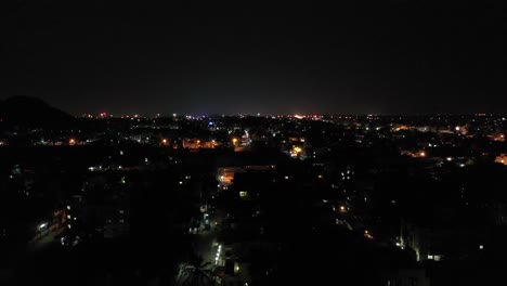 Video-De-Drones-Moviéndose-En-El-Horizonte-Nocturno-Con-Luces-De-La-Casa-De-La-Ciudad-Y-Vehículos-Que-Circulan-Por-La-Carretera