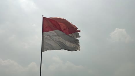 High-fps-Aufnahme-Einer-Großen-Indonesischen-Flagge,-Die-Weht