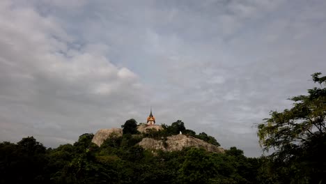 Wat-Phra-Phutthachai-Es-Un-Destino-Turístico-Para-Extranjeros-Y-Ciudadanos-Tailandeses-Que-Buscan-Bendiciones