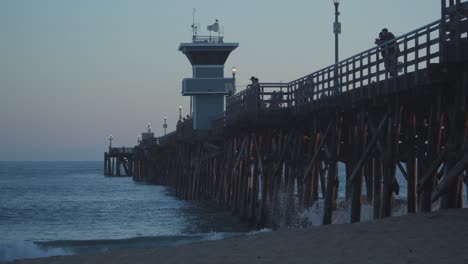 Der-Seal-Beach-Pier-Und-Zeitlupenbrandung