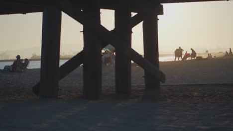 Families-through-the-Seal-Beach-pier