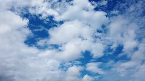 Lapso-De-Tiempo-De-Nubes-Dinámicas-De-Alta-Velocidad-Desde-Cielos-Azules-Tranquilos-Hasta-Cielos-Tormentosos