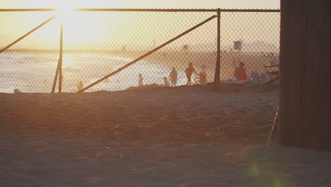 Seal-Beach-Pier-Bei-Sonnenuntergang-Mit-Menschen