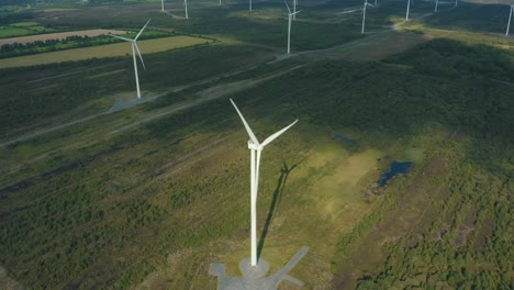 Luftaufnahme-Der-Energieerzeugung-Von-Windkraftanlagen---4k-Drohnenaufnahmen-Von-Turbinen