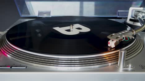 Close-up,-Modern-Turntable-With-Rotating-Vinyl-Record,-DJ-Gear,-Equipment,-B-Side-played