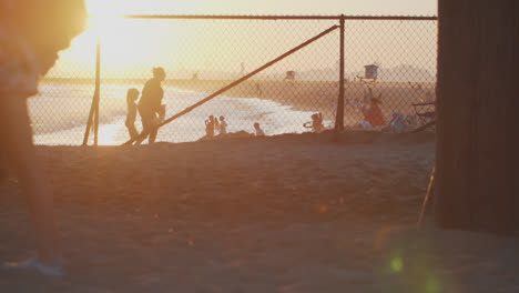 Seal-Beach-Pier-Bei-Sonnenuntergang,-Wenn-Die-Menschen-überqueren