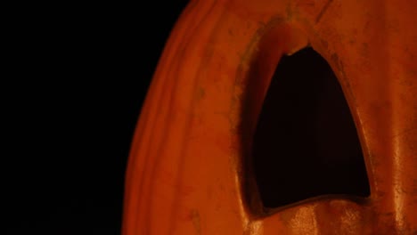 Cerca-Del-Ojo-De-Jack-O-Lantern-Con-Luz-De-Calabaza-Parpadeante-Halloween