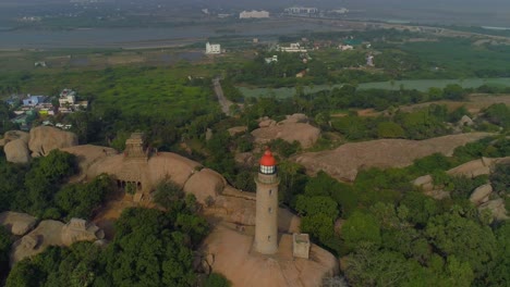 Leuchtturm-Von-Mamallapuram-Inmitten-Berühmter-Felsentempel-Aus-Der-Pallava-Ära,-Luftaufnahme-Auf-Phantom-4-Pro-4K-Drohne