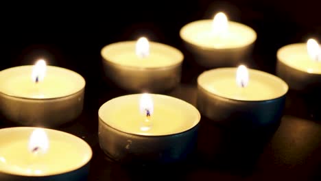 Kerzen-Im-Dunkeln-Leuchten-Lichter-Makro-Dolly-Rutsche-Nahaufnahme