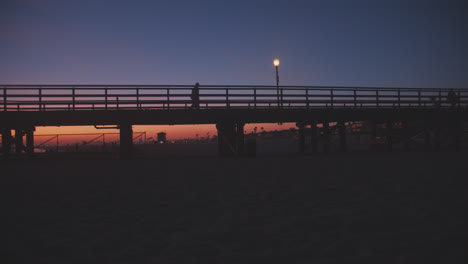 Tieforangefarbener-Sonnenuntergang-Hinter-Dem-Seal-Beach-Pier
