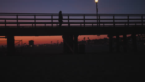 Sonnenuntergang-In-Tiefem-Orange-Am-Seal-Beach-Pier