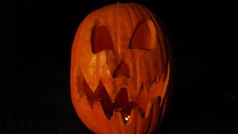 Jack-O-Lantern-Alto-Con-Luz-De-Calabaza-Parpadeante-Lente-Gran-Angular-Centrada-En-Halloween