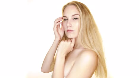 Sexy-Blonde-Frau,-Die-Ihr-Gesicht-Mit-Den-Händen-Berührt