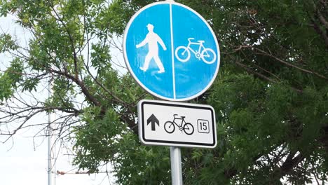Schild-Am-Radweg-Für-Fußgänger