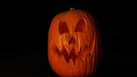 Große-Jack-O-Laterne-Mit-Flackerndem-Kürbislicht-Halloween-Zentriert