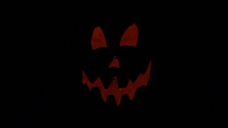 Hohe-Jack-O-Laternensilhouette-Mit-Langsam-Flackerndem-Kürbislicht-Halloween-Zentriert
