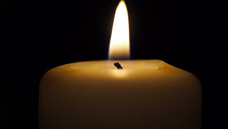 Single-candle-in-dark-close-up