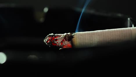 Rauchende-Zigarette-Auf-Der-Hand-Des-Menschen-Hautnah