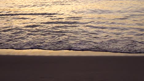 Nahaufnahme-Von-Wellen,-Die-Bei-Sonnenuntergang-An-Den-Tropischen-Hawaiianischen-Strand-Gespült-Werden