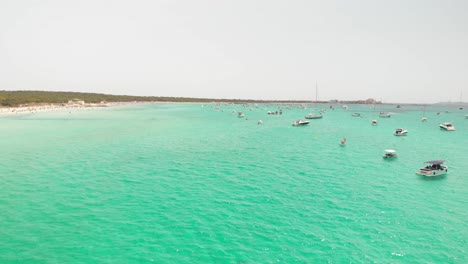 Spanien,-Mallorca-Platja-Des-Trenc-Beach-Ein-Wunderschöner-Vorbeiflug-über-Den-Strand-Bei-4k-24-Fps-Mit-Nd-filtern-An-Einem-Sehr-Hellen-Tag-Mit-Einer-Dji-Mavic-Air-Drone