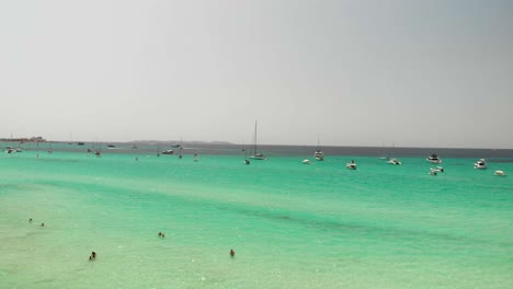 España,-Mallorca-Platja-Des-Trenc-Beach-Un-Hermoso-Vuelo-Sobre-La-Playa-A-4k-24-Fps-Con-Filtros-Nd-En-Un-Día-Muy-Brillante-Con-Un-Drone-Dji-Mavic-Air