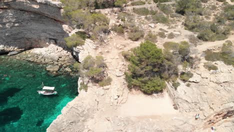 Spanien-Mallorca-Cala-Llombards-Und-Cala-Santanyi-Bei-4k-24fps-Mit-Nd-filtern-Fliegen-Mit-Einem-Dji-Mavic-Air-Mit-Wunderschönem-Blick-Auf-Die-Strände,-Felsen,-Boote-Und-Blaues-Wasser