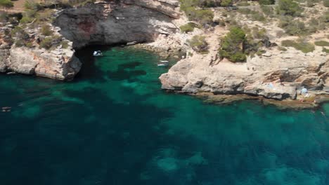 España-Mallorca-Cala-Llombards-Y-Cala-Santanyi-A-4k-24fps-Con-Filtros-Nd-Volando-Con-Un-Dji-Mavic-Air-Con-Hermosas-Vistas-De-Las-Playas,-Rocas,-Barcos-Y-Agua-Azul